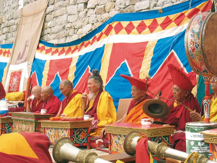Im Thagchokling Sanctuary nehmen Lotus-Gäste an den buddhistischen Zeremonien der dort lebenden Mönche teil. Bild: Lotus Travel