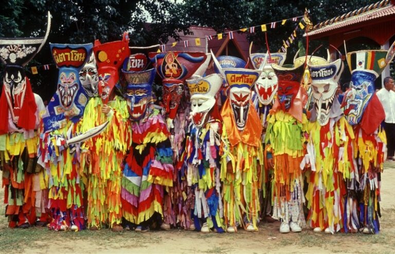 Bunte Geister beim Phi Ta Khon Festival