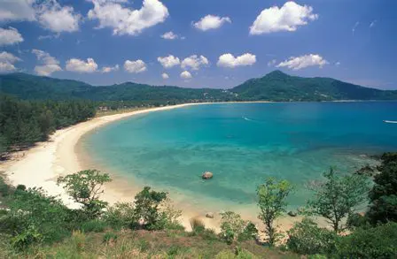 Paradiesische Bucht mit weißen Sandstrand und Kalksteinfelsen