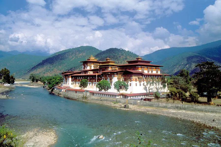 Traditionelle Maskentänzer beim Paro Tsechu Festival in Bhutan vor dzong-Klosterfestung