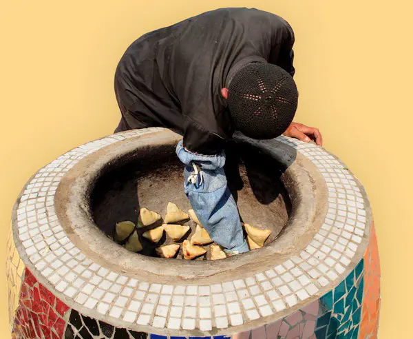 ae-erlebnisreisen-3-baking-samsa-in-traditional-oven-uzbekistan