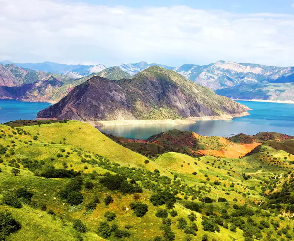 ae-erlebnisreisen-4-mountain-morraine-lake-green-rocks-tajikistan