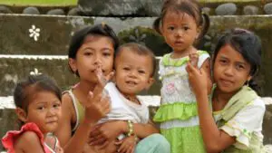 id-reisewelt-titelbild-kinder-im-dorf-auf-bali