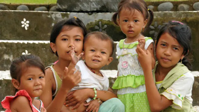 id-reisewelt-titelbild-kinder-im-dorf-auf-bali