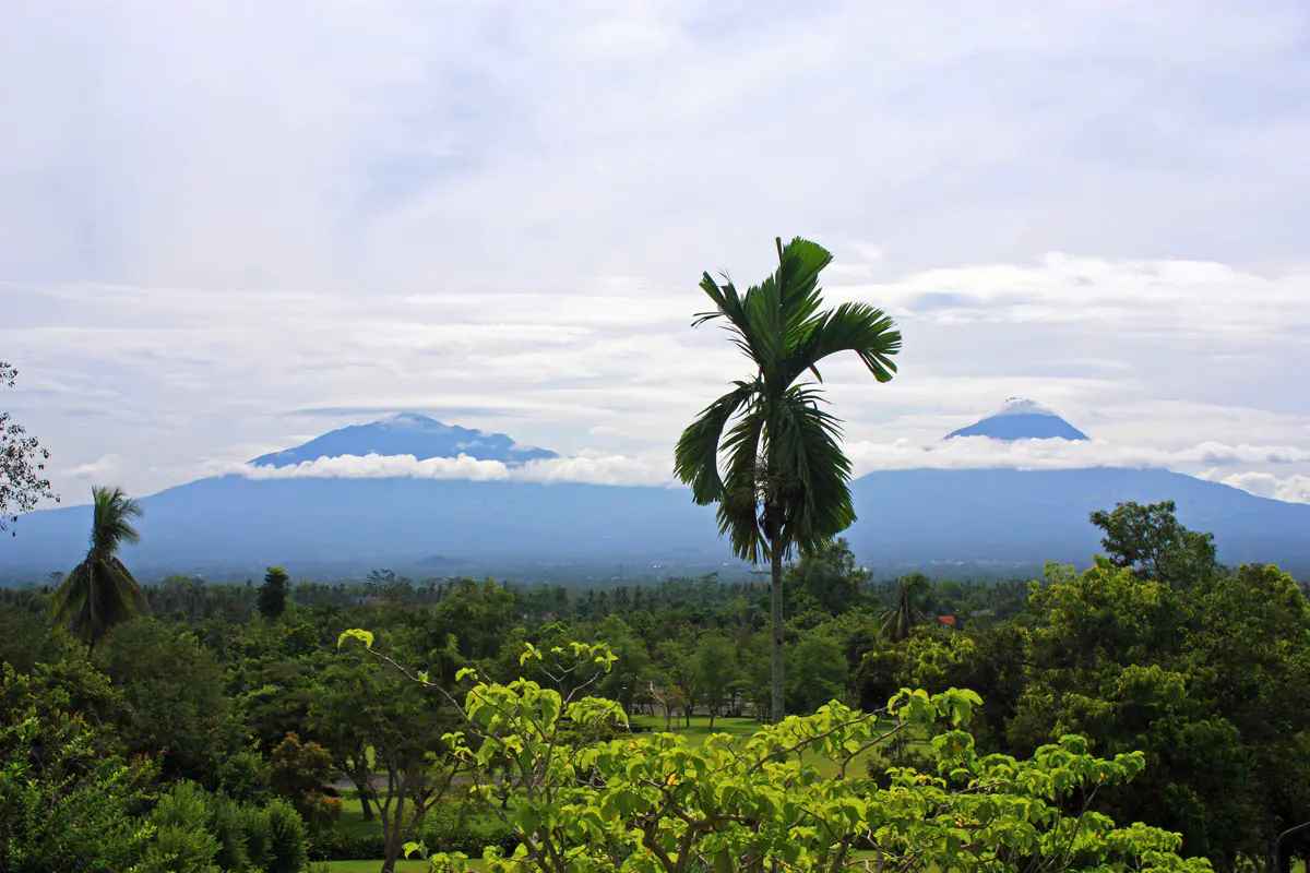 wikinger-3-blick-vom-borobudur-tempel-auf-den-merapi