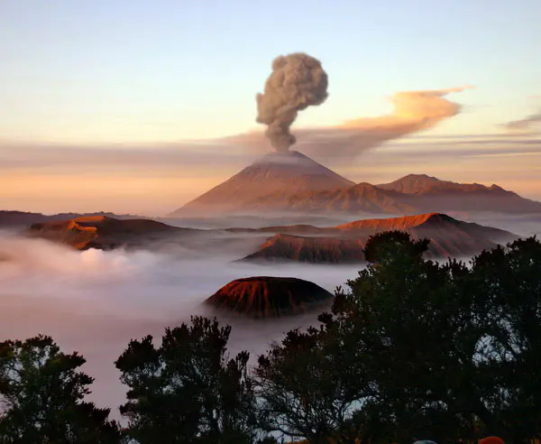 1--Thinkstock-iStockphoto  kR  146860810  Volcano