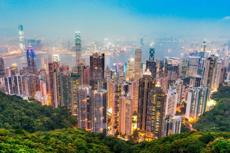 ID TITELBILD - Hong Kong skyline. View from Victoria Peak shutterstock 141266803