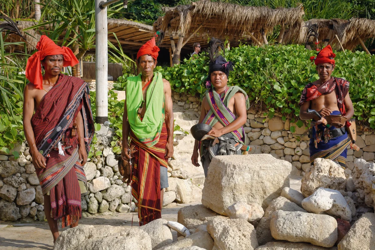 Traditionell gekleidete Sumbanesische Männer in einem Dorf auf Sumba Island, Indonesien