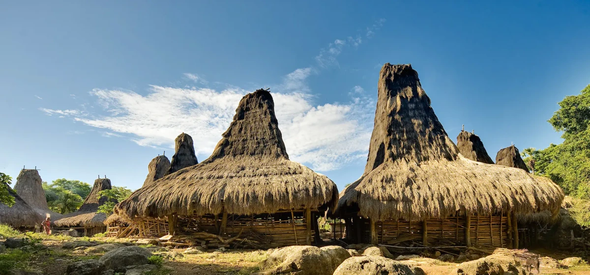 Traditionelles Dorf mit Strohdachhütten und Megalith-Gräbern auf Sumba Island, Indonesien