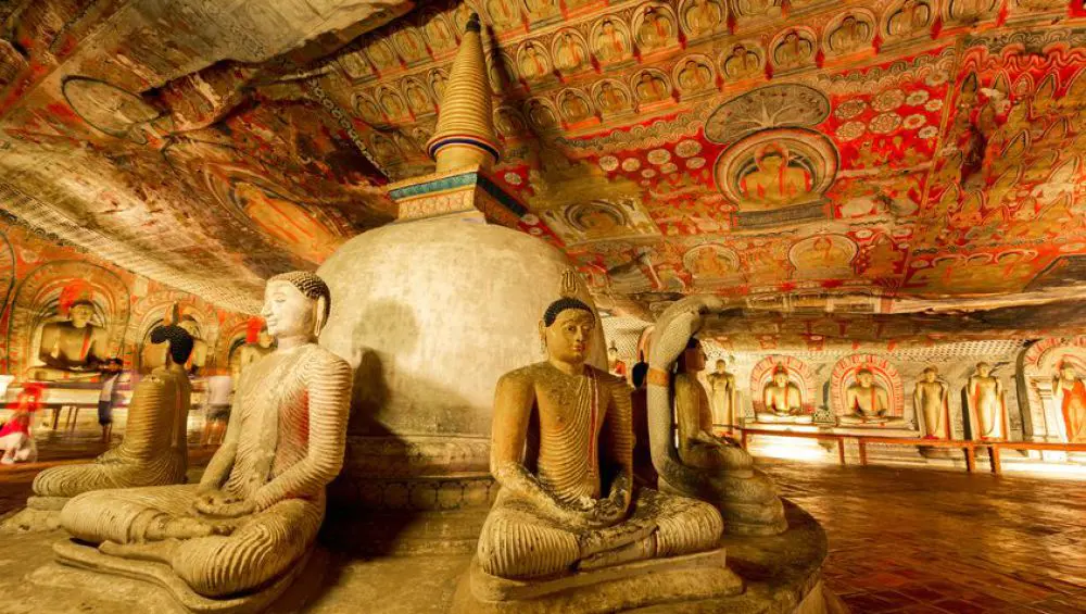 dambulla-im-inneren-des-hoehlentempels