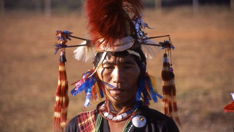 TITELBILD angehoeriger-des-naga-volks-im-festtagskostuem