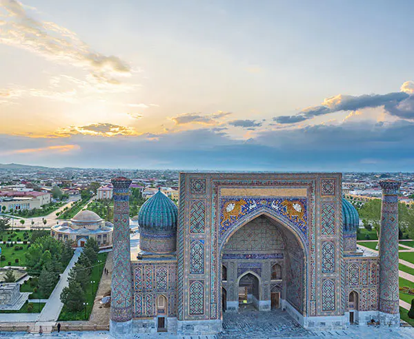 Minarett-auf-dem-Registan-Blick-uber-die-Stadt-Usbekistan