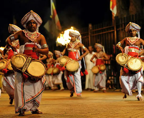 Traditionelle Tänzer bei der Kandy Perahera - nächtliche Prozession in Sri Lanka