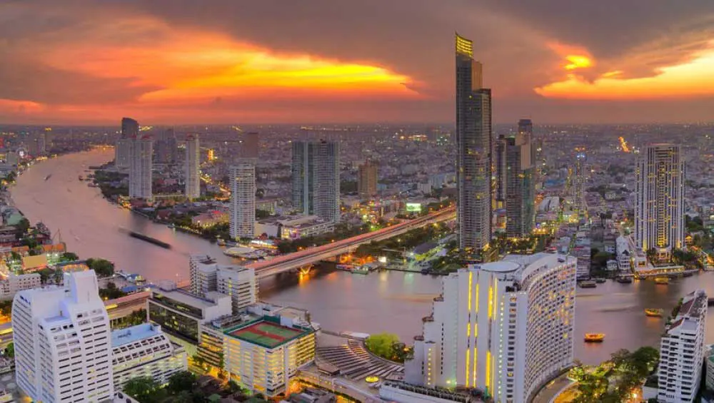 thailand-bangkok-chao-phraya-und-skyline