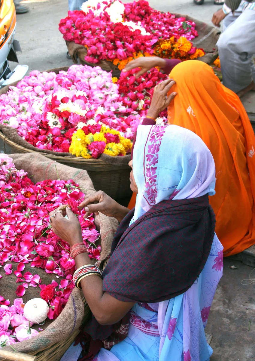 Blumenverkaeufer-in-Pushkar-India