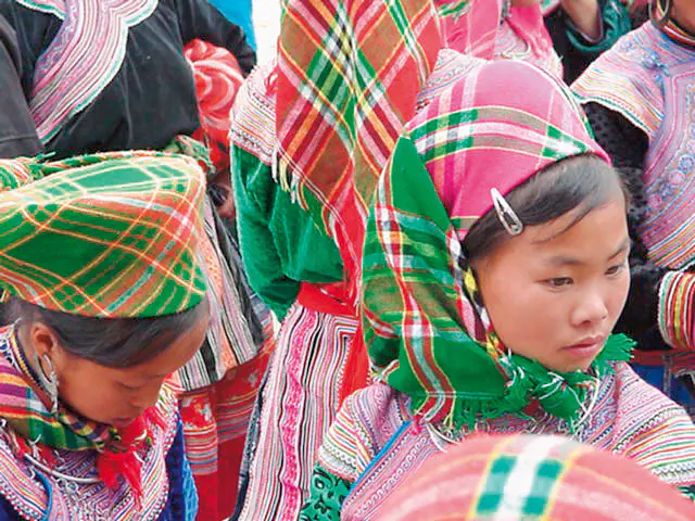 Maedchen-in-bunter-Tracht