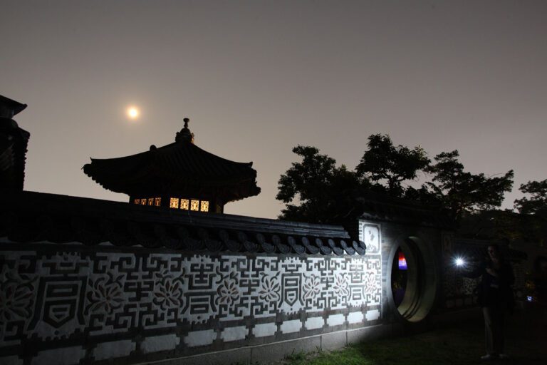 Moonlight-Tour-of-Changdeokgung-Palace