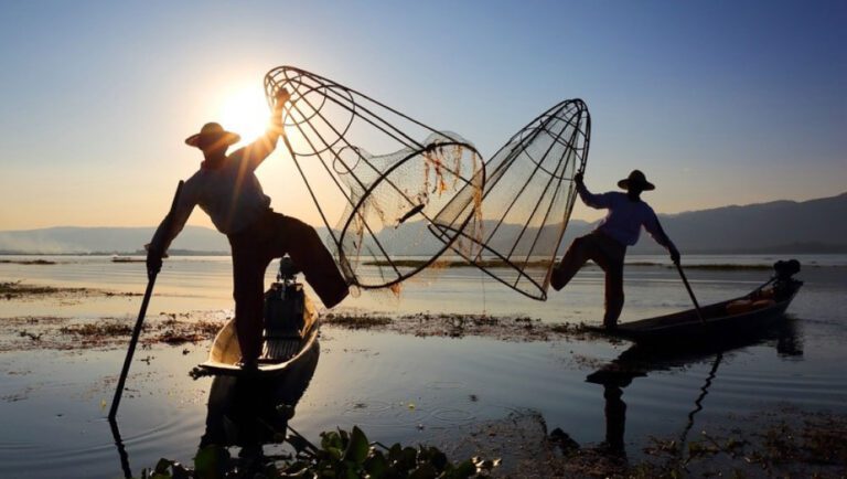 TITELBILD-einbeinruderer-auf-dem-inle-see