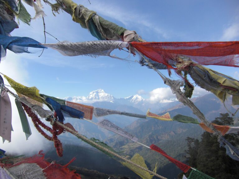 Titelbild-gebetsflaggen-schneeberge.jpg