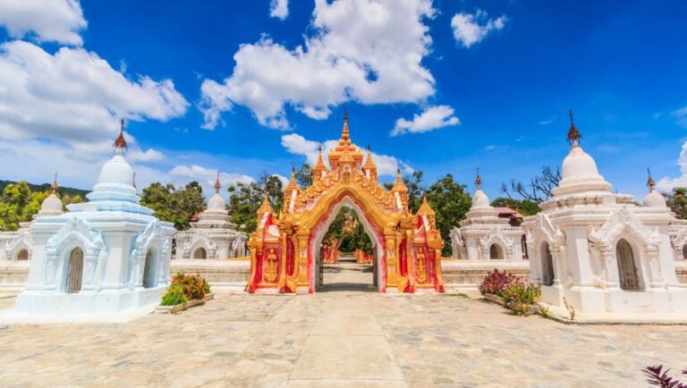 eingang-zur-kuthodaw-pagode-in-mandalay