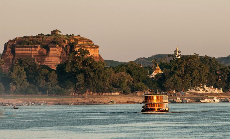 RV-Pandaw-auf-dem-Irrawaddy-in-Myanmar