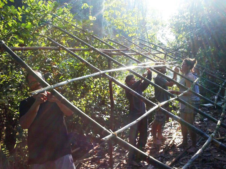 Bau-eines-neuen-Hauses-aus-Bambus
