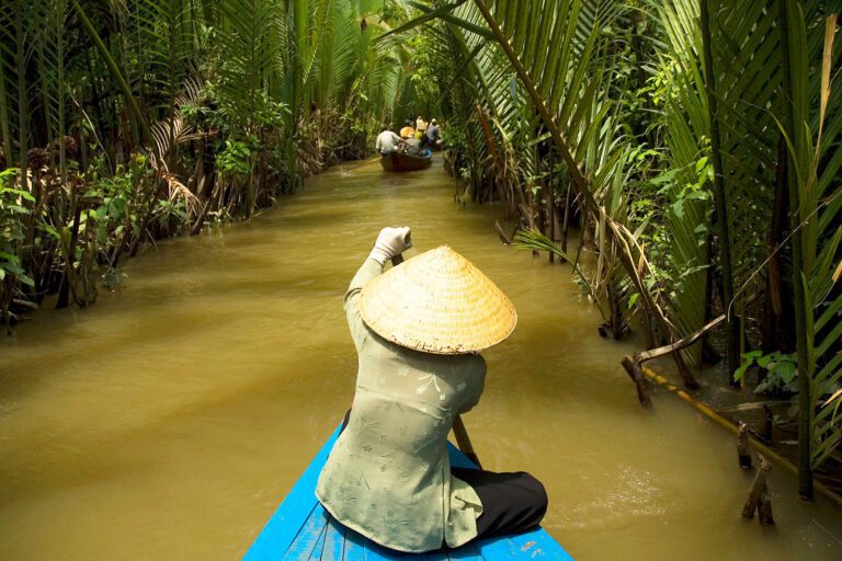 ae-Vietnamese-woman-rowing-a-boat-Mekong-Vietnam