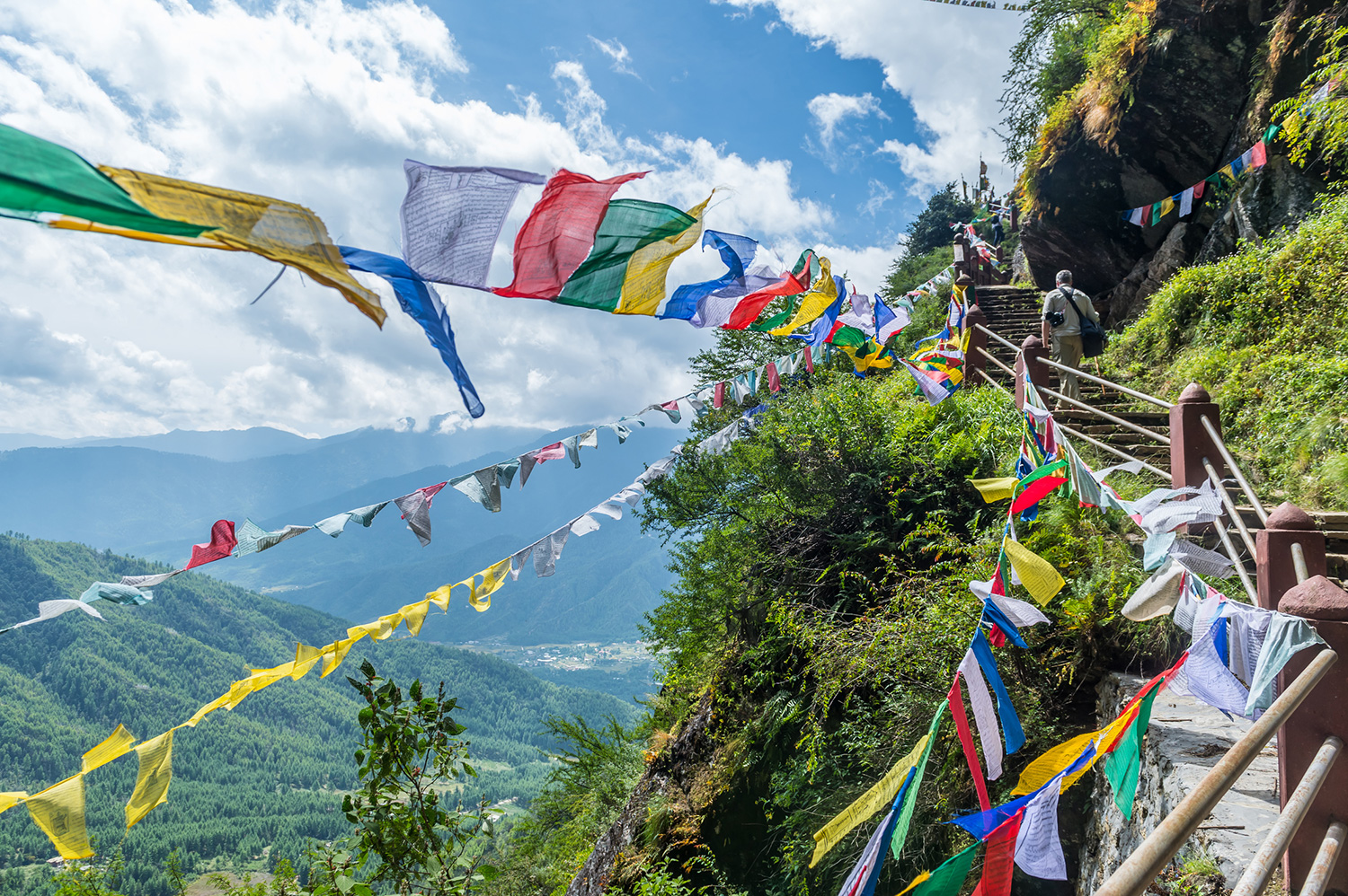 gebetsfahnen-weg-taktshang-kloster-paro-bhutan 2