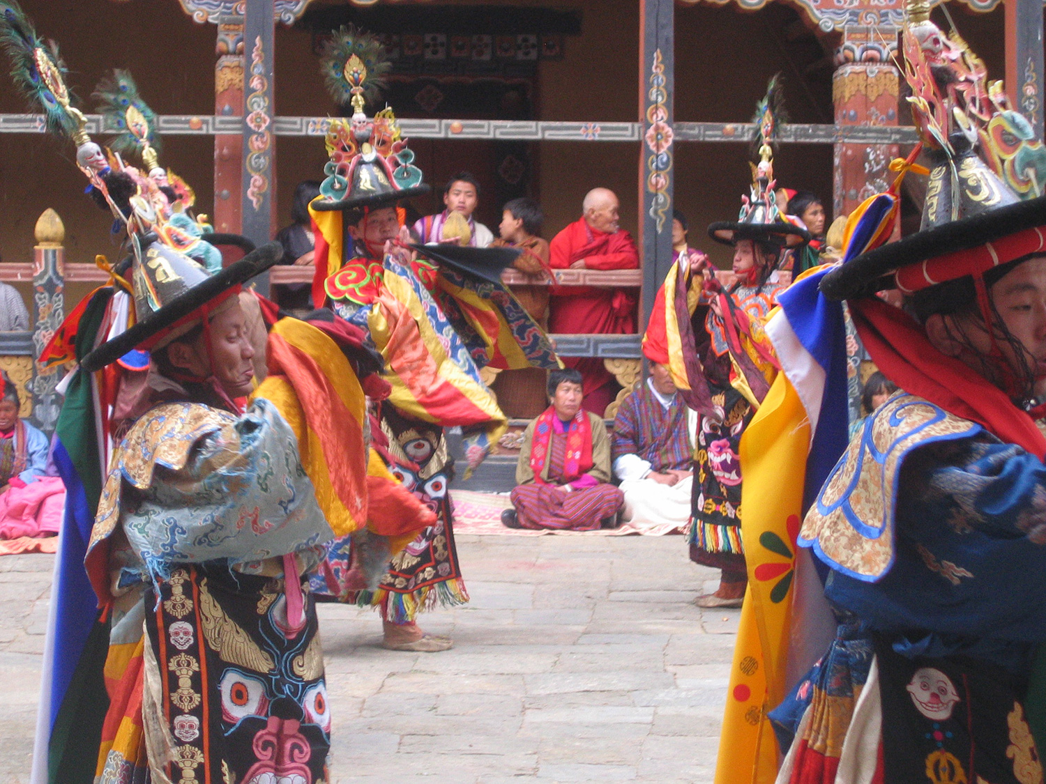 tsechu-taenzer-black-hat-dance-bhutan