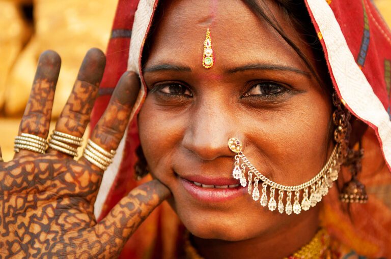 Titelbild-Portrait-of-a-Rajasthan-woman-with-henna-tattoo