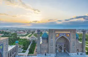 Titelbild-Minarett-auf-dem-Registan-Blick-uber-die-Stadt-Usbekistan