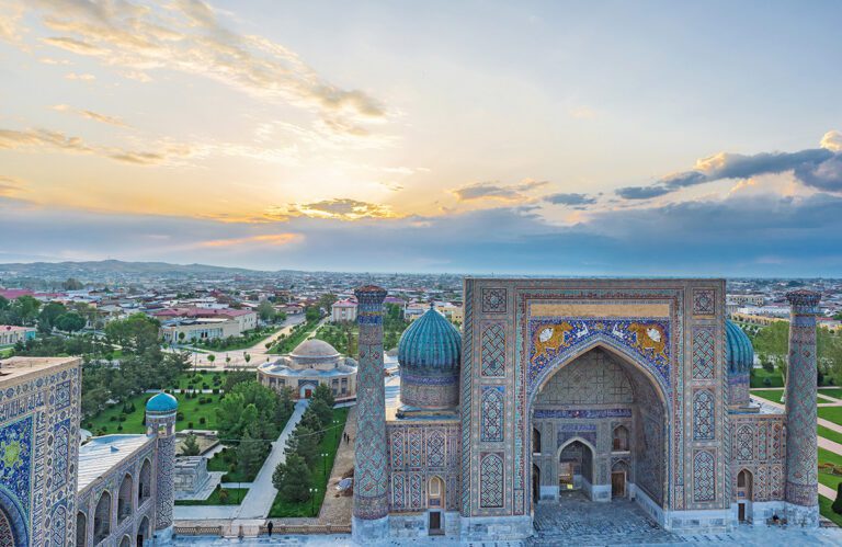 Titelbild-Minarett-auf-dem-Registan-Blick-uber-die-Stadt-Usbekistan