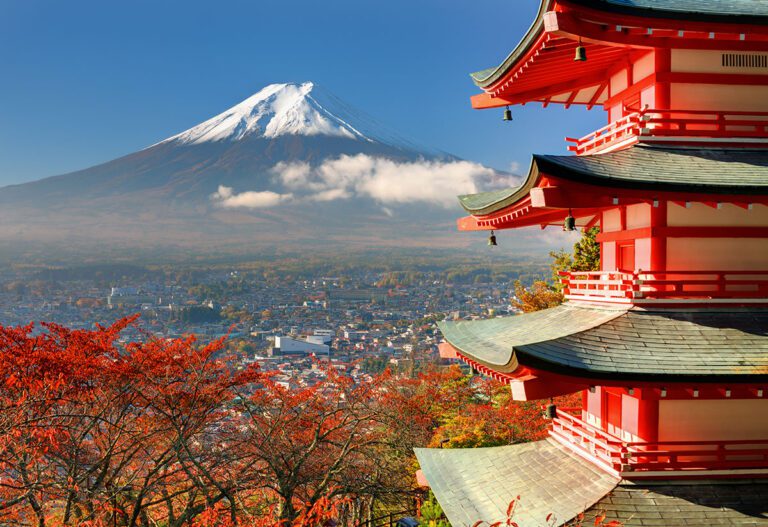 Titelbild-Mt.-Fuji-viewed-from-behind-Chureito-Pagoda