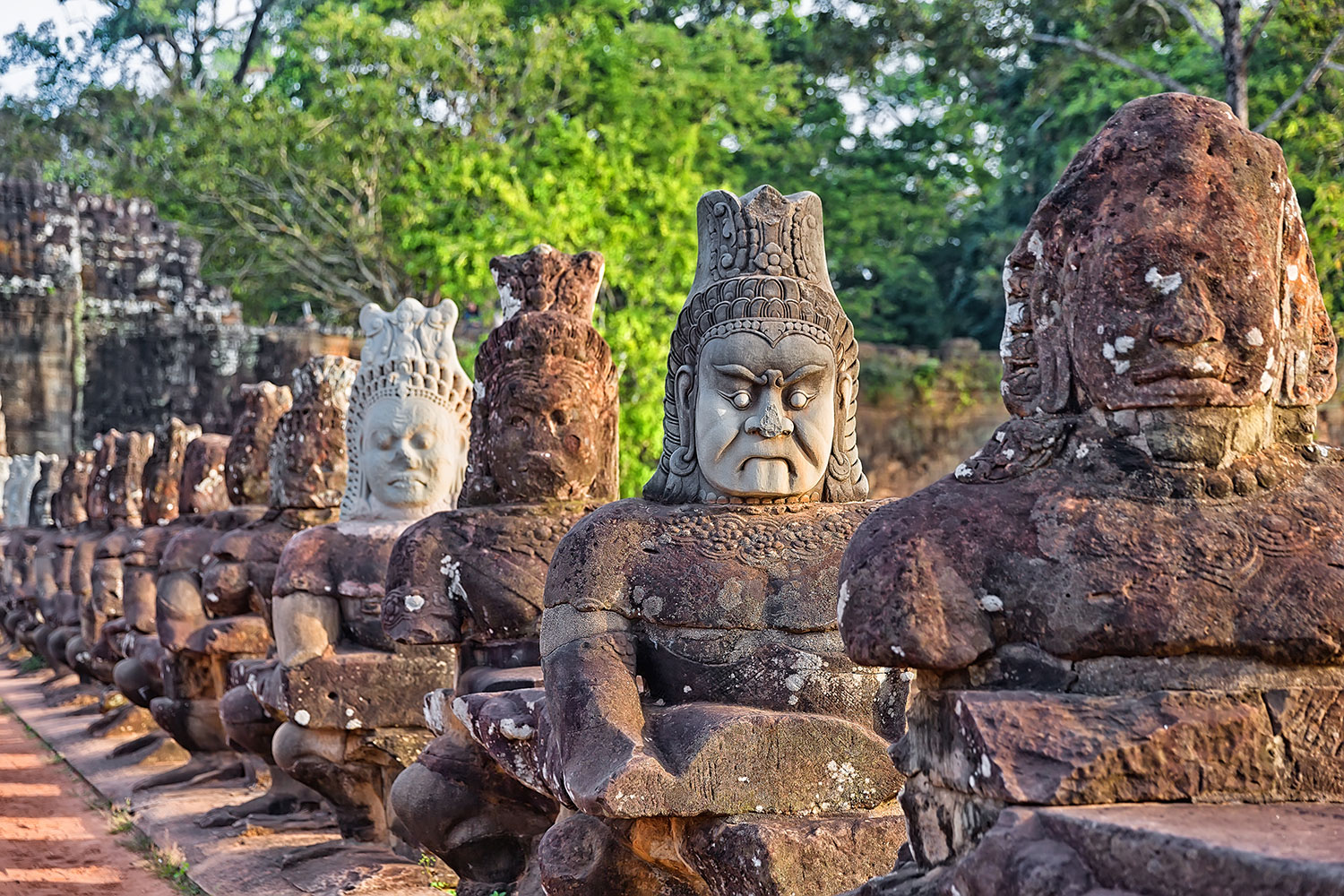 Daemonen-Skulpturen-im-Tempelkomplex-von-Angkor-Wat-Kambodscha