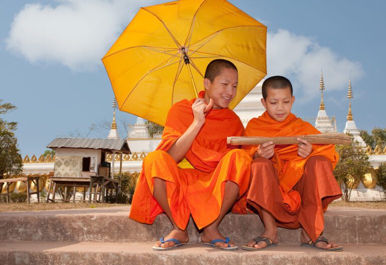 titelbild-Buddhist-monk-in-Laos-while-reading-old-writings