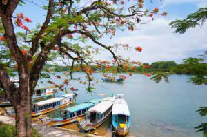 drachenboote-anlegestelle-parfuem-fluss-hue-vietnam