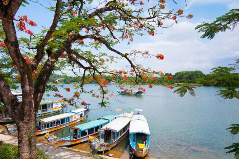 drachenboote-anlegestelle-parfuem-fluss-hue-vietnam