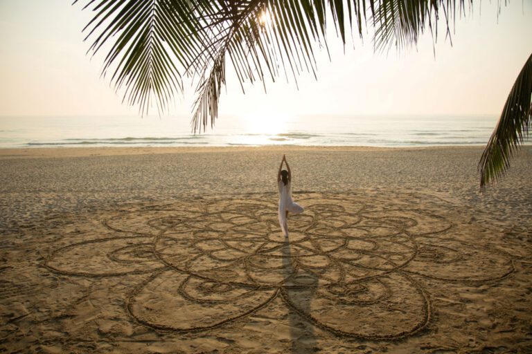 Yoga-am-Strand-von-Danang-Vietnam