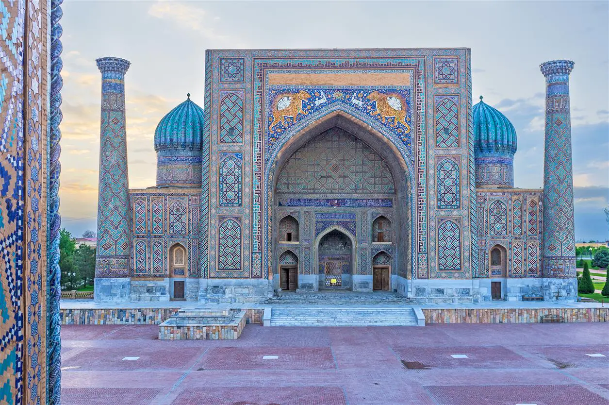 10  Evgeniy Fesenko Dreamstime.com  60904942  bunte Mosaiken auf Palast in Samarkand   Usbekistan