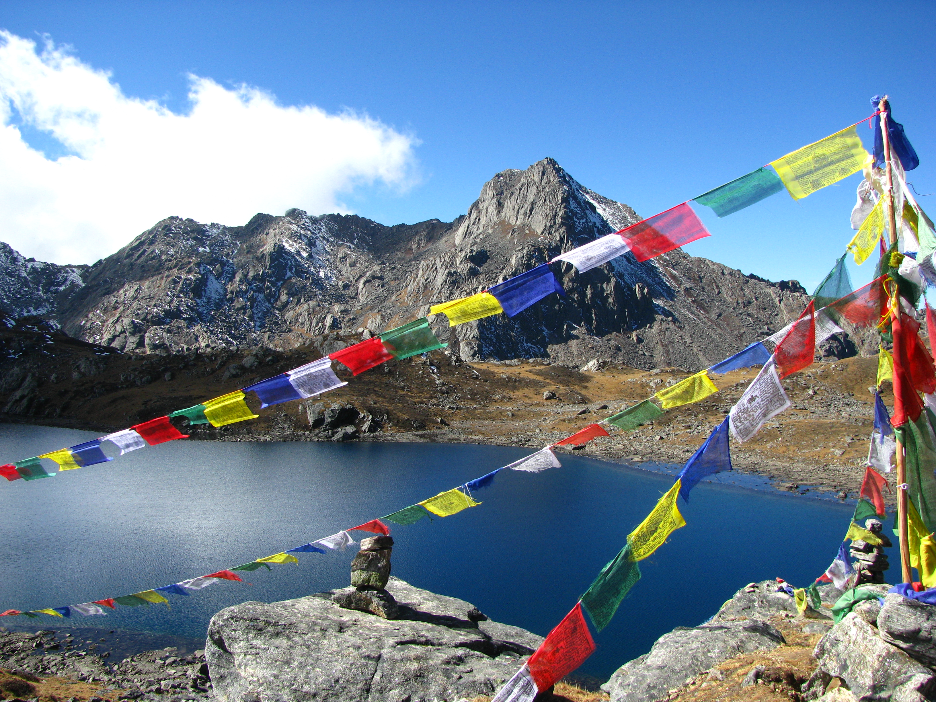 7berg-see-gebetsflaggen.jpg