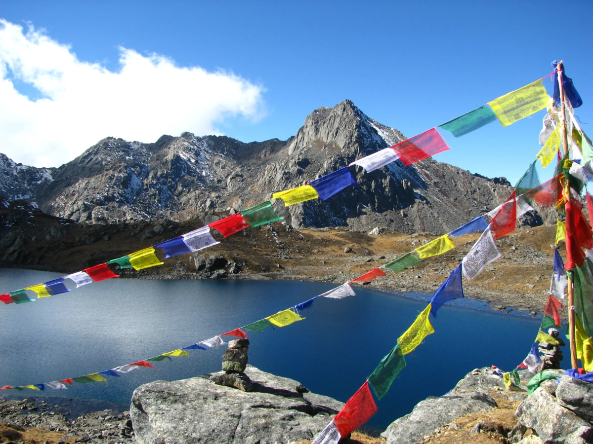 7berg-see-gebetsflaggen.jpg