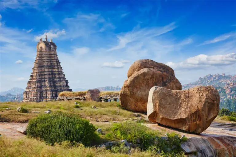 9.1 Dmitry Rukhlenko Dreamstime.com 103306876 Blick auf Gopuram Torturm des Virupaksha Tempels Hampi Indien