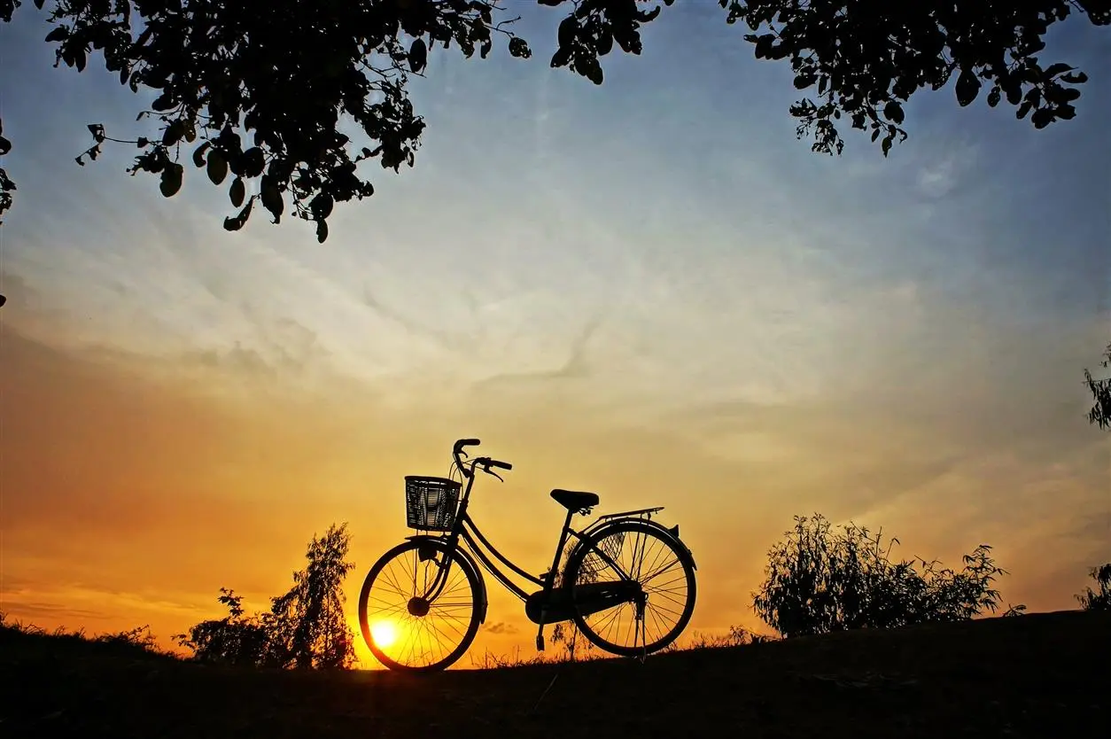 1 Hoxuanhuong Dreamstime.com  35325634  Fahrrad im Sonnenuntergang