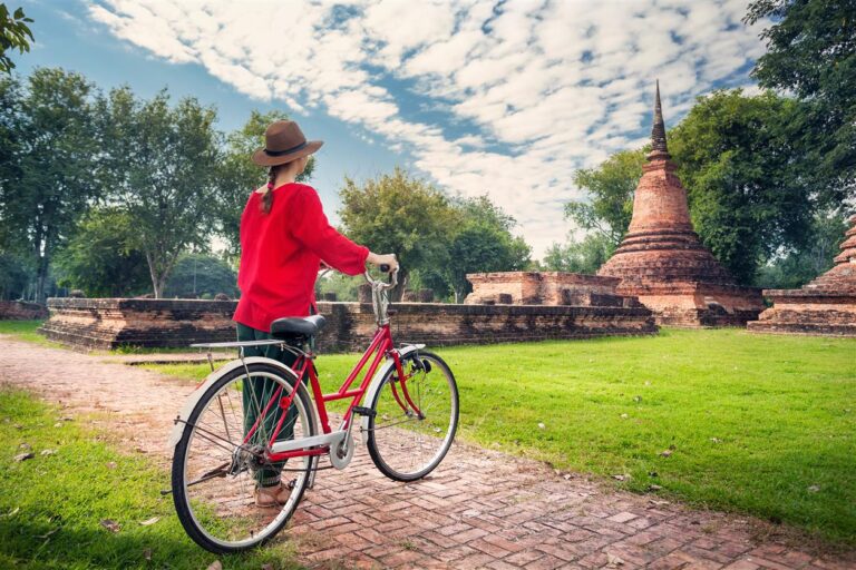 1.1 Marina Pissarova Dreamstime.com 84449936 Frau mit Fahrrad Sukhothai historical park Thailand