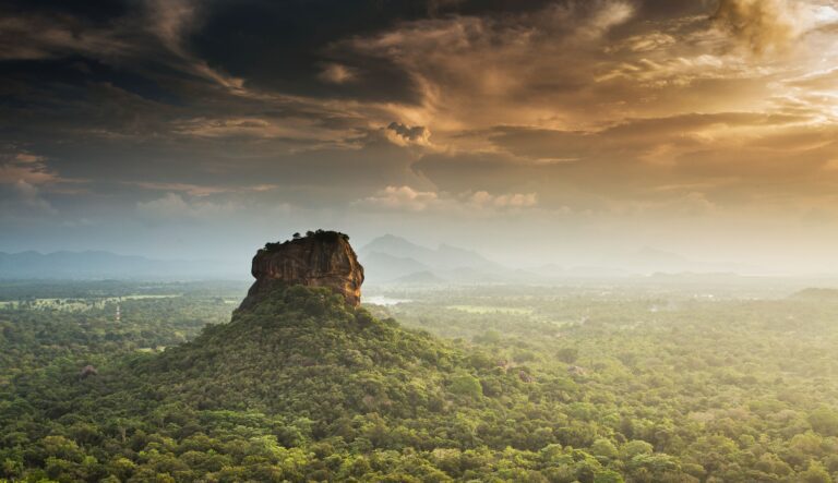 5.1 Fuzja44 Dreamstime.com 108414967 Sigiriya Felsen Sri Lanka bp