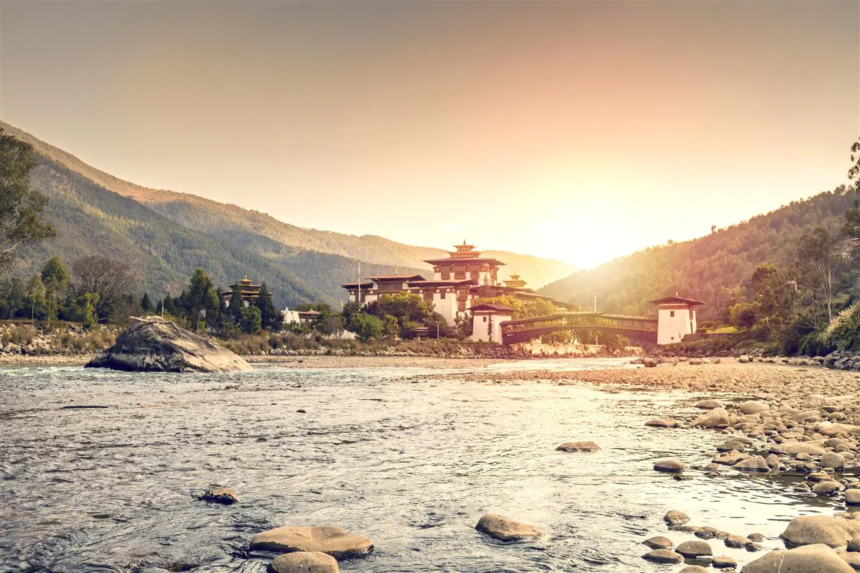 9  Christian Offenberg Dreamstime.com  91328436  Sonnenuntergang hinter dem Punakha Dzong Bhutan