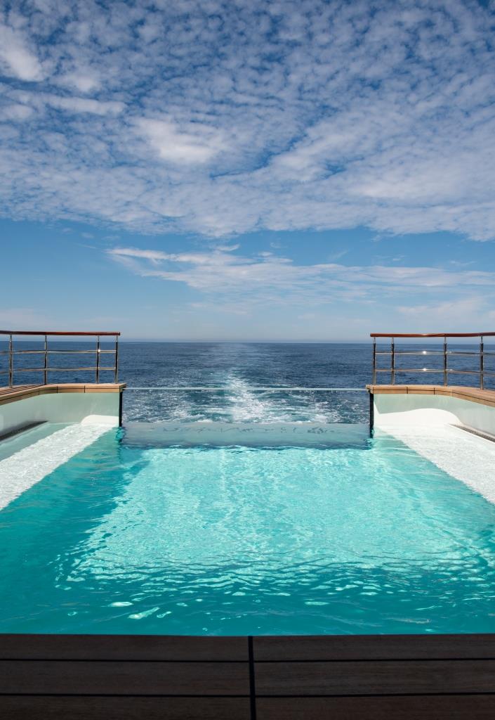 PONANT Le Bougainville - Infinity Pool am Heck  PONANT - Nicolas  Matheus klein