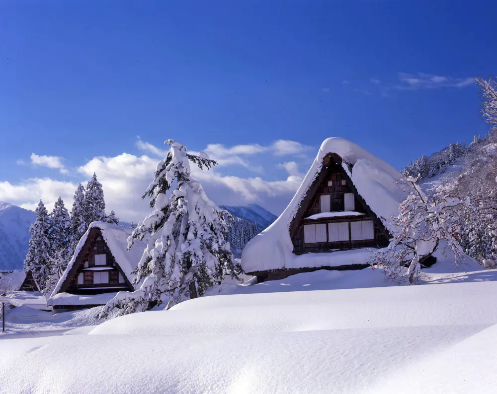 Verschneites Shirakawa-go mit traditionellen Gassho-Zukuri-Häusern