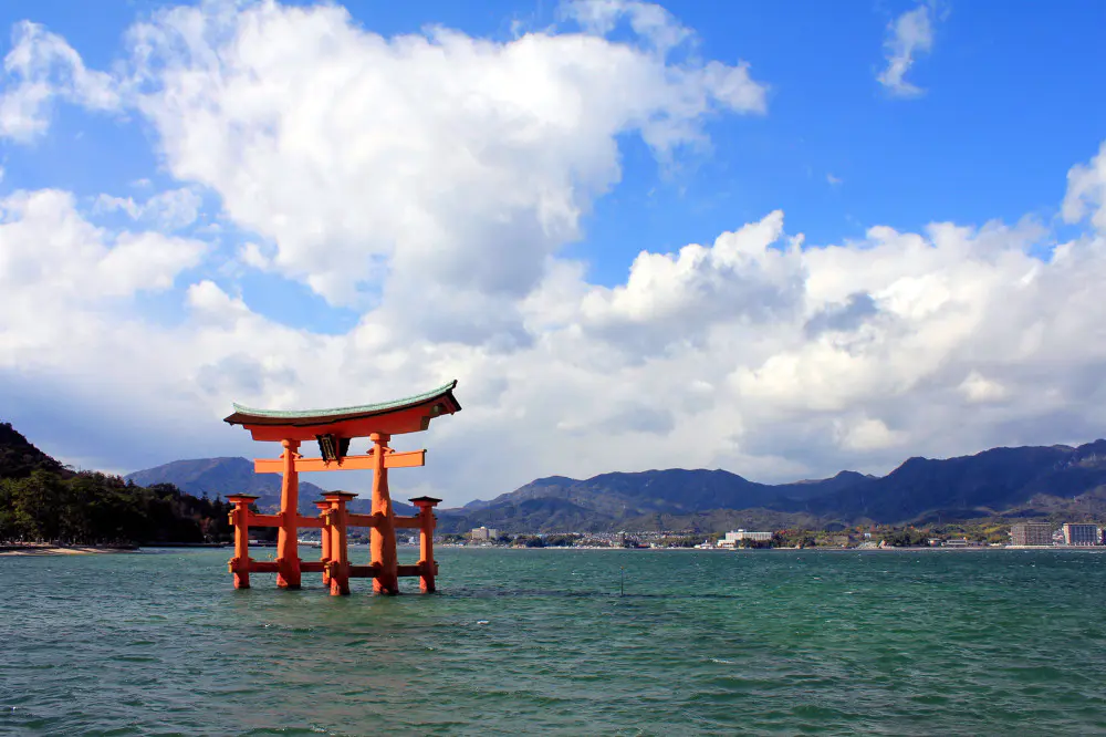 Das berühmte Torii am Itsukushima-Schrein bei Flut