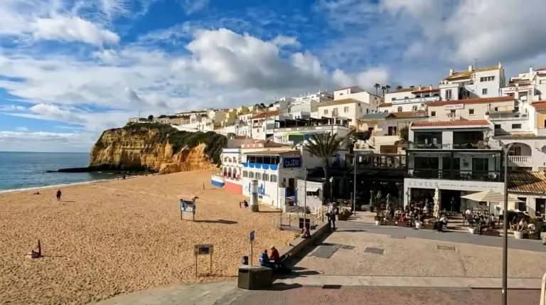 Algarve: Wo das goldene Licht auf die ungezähmte Kraft des Atlantiks trifft